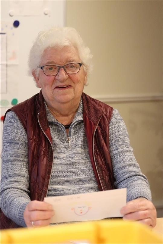 Mit 86 Jahren noch ehrenhalber im Postamt: Annita Lorenz. Foto: Klempow