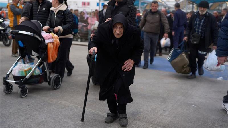 Mit 94 Jahren ist Flora auf der Flucht vor dem Beben.