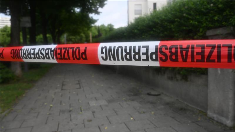 Messerstecherin randalierte vor neuer Tat in Laden Mit Absperrband war ein Weg abgeriegelt worden.