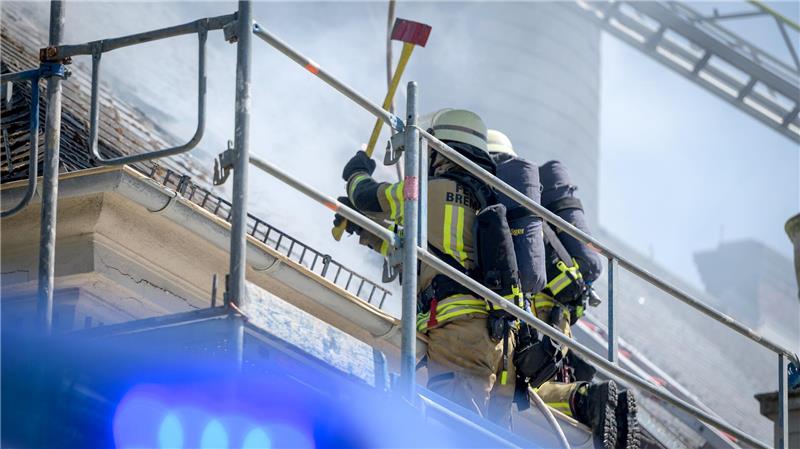 Denkmal-Villa in Bremerhaven in Flammen – Wertvolle Stücke gerettet Mit Äxten und später auch Kettensägen wurde das Dach geöffnet, um besser an den Brand heranzukommen. Foto: Masorat