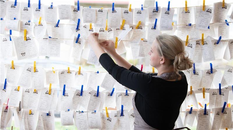 Geplantes Ende der Bonpflicht sorgt für Freude und Ärger Mit Aktionen wie breit aufgehängten Kassenbons machten Händler bei der Einführung ihren Unmut über die Bonpflicht kund. (Archivbild)