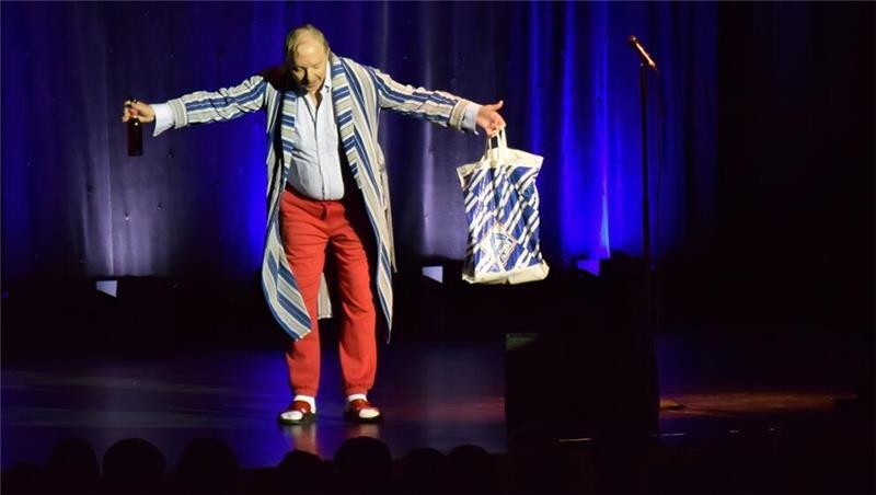 Mit Aldi-Tüte und einem „Hobel“ in der Hand tritt Olli „Dittsche“ Dittrich auf die Stader Bühne.