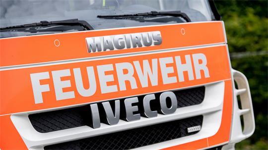 Mit Atemschutzgeräten betreten die Feuerwehrleute das Patientenzimmer. (Symbolbild)
