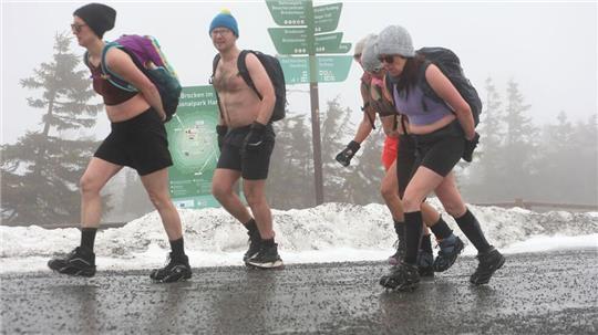 Mit Atemübungen, Eisbaden und Meditationen bereitete sich die Extremwandergruppe auf den Brockenaufstieg vor. 