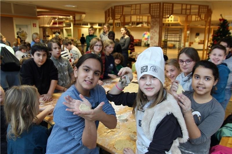 Mit Bäckermütze, Teigrolle und Ausstechformen: Kinder aus den vierten Klassen der Grundschule Harburger Straße in Aktion.Fotos: Richter