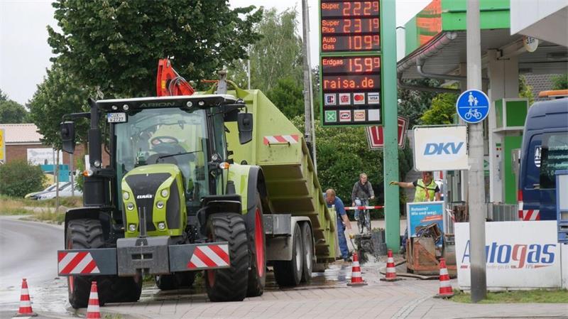 Mit Bagger und Schaufeln legten die Arbeiter die beschädigte Leitung frei, um das gebrochene Rohr anschließend auszutauschen.