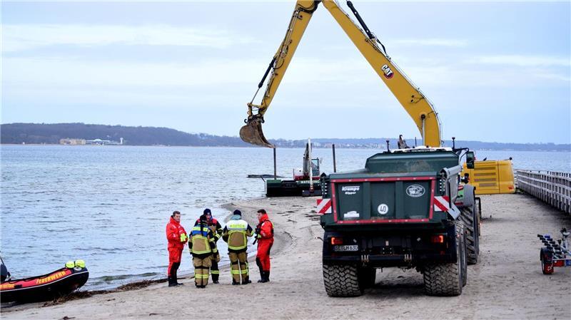 Mit Baggern soll ein Rettungsversuch gestartet werden.