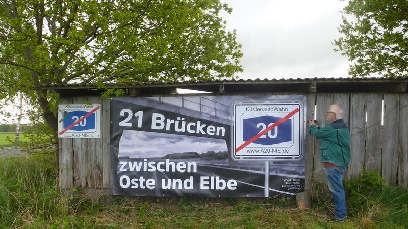 Mit Bannern weist die Initiative A20-nie auf die vielen geplanten Brückenbauwerke hin.