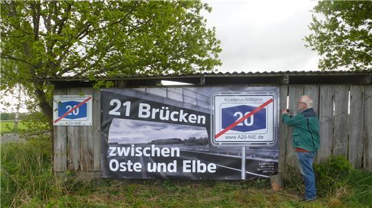 Mit Bannern weist die Initiative A20-nie auf die vielen geplanten Brückenbauwerke hin.