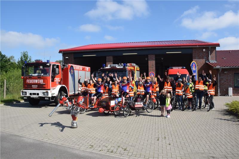 Mit Begeisterung sind die Kinder und Jugendlichen bei schönstem Pfingstwetter dabei. Foto: Feuerwehr Harsefeld