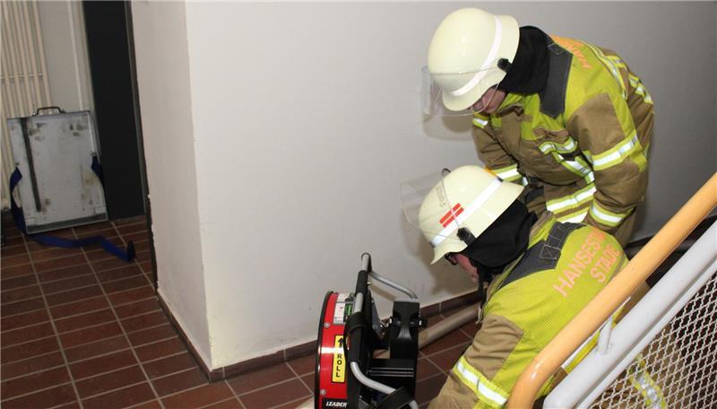 Mit Belüftungsgeräten wurde der betroffene Bereich des Stadeums wieder rauchfrei gemacht.