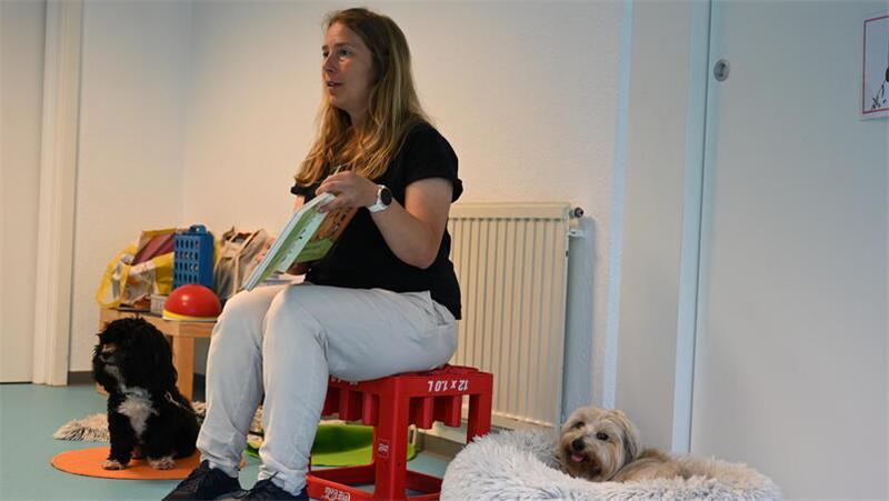 Mit Bilderbüchern erklärt Yvonne Heins, was erlaubt ist und was nicht.