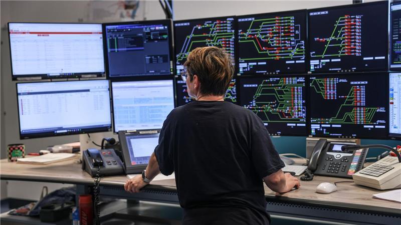 Softwarefehler zwingt Bahn zu zweiter Sperrung in Köln Mit Bildschirmen und Tastatur werden die Zugfahrten in einem modernen elektronischen Stellwerk gesteuert. (Archivbild)