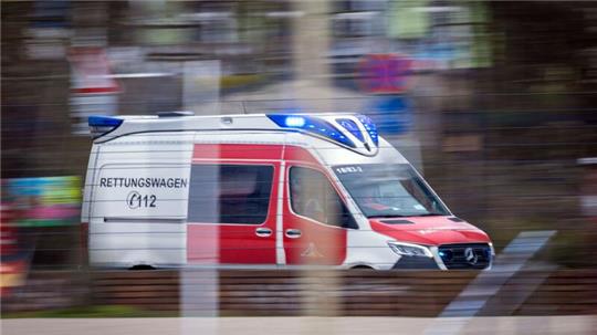 Mit Blaulicht ist ein Rettungswagen zu einem Notfall-Einsatz unterwegs.