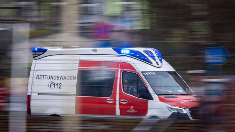 Mann stirbt nach Flucht vor der Polizei in Lübeck Mit Blaulicht ist ein Rettungswagen zu einem Notfall-Einsatz unterwegs.