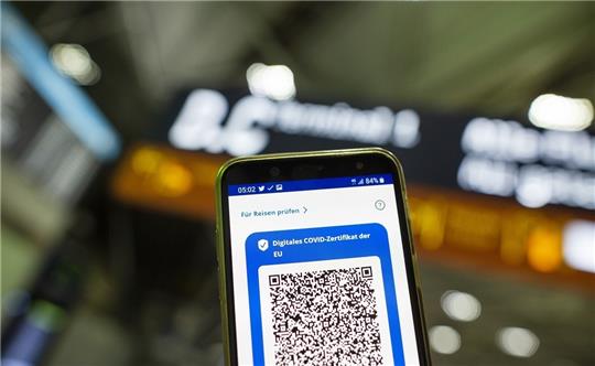 Mit Blick auf die Urlaubssaison wird das Covid-Zertifikat für viele Menschen wieder wichtig. Foto: Christin Klose/dpa