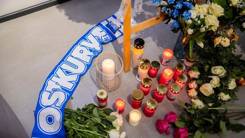 Gedenken an Bernstein: DFB-Präsident kommt zu Hertha Mit Blumen, Kerzen und einem „Ostkurven“-Schal wird dem gestorbenen Vereinspräsidenten Kay Bernstein gedacht.
