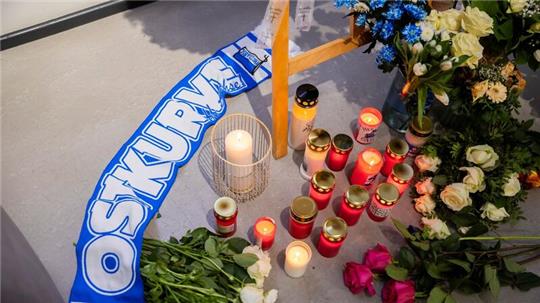 Mit Blumen, Kerzen und einem „Ostkurven“-Schal wird dem gestorbenen Vereinspräsidenten Kay Bernstein gedacht.