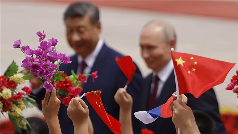 Xi und Putin betonen Freundschaft in Peking Mit Blumen und Fähnchen empfingen chinesische Kinder den Gast aus Moskau.