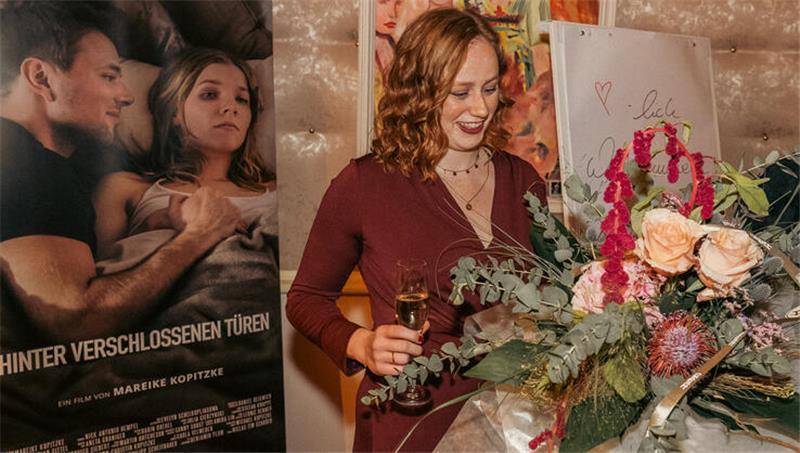 Mit Blumen und Glückwünschen beschenkten Besucher die junge Filmemacherin bei ihrer Premiere im September 2023.