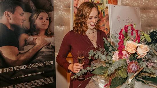 Mit Blumen und Glückwünschen beschenkten Besucher die junge Filmemacherin bei ihrer Premiere im September 2023.