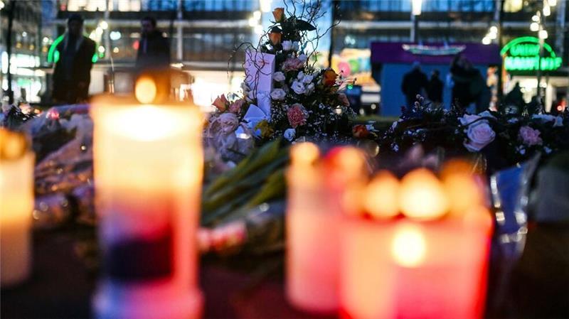 Mit Blumen und Kerzen wird nach der Todesfahrt der Opfer gedacht.