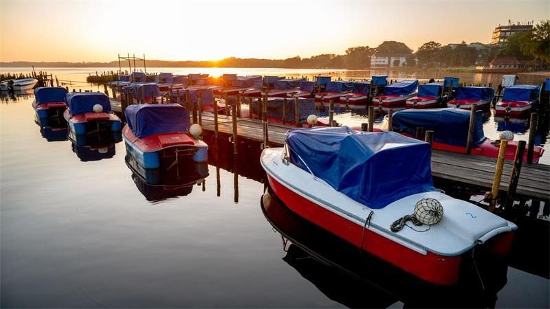 Ferien in Niedersachsen: Ausflugsziele abseits der Klassiker Mit Booten geht es raus auf das Zwischenahner Meer. (Archivbild)