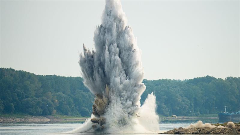Mit Bums gegen Niedrigwasser: In der Donau in Rumänien werden Felsen gesprengt, um die Wasserzufuhr zu einem Kernkraftwerk zu sichern. 