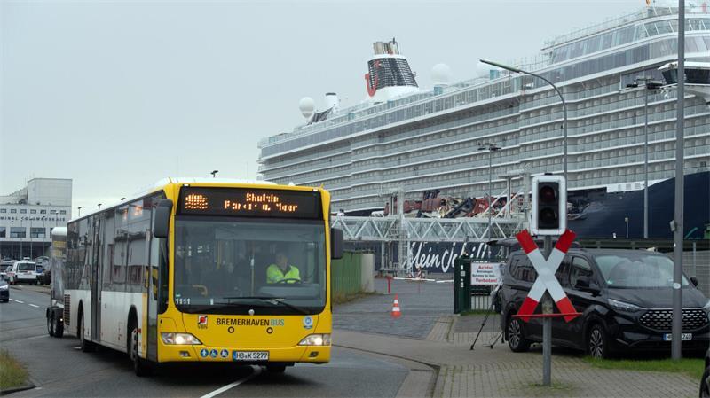 Mit Bussen wurden die Passagiere vom Bremerhaven Cruise Port zum Hauptbahnhof gebracht.