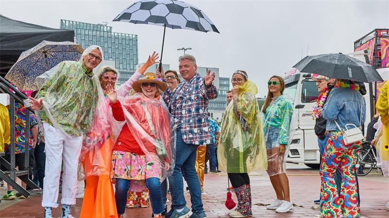 Mit Capes und Regenschirmen schützen sich die Schlagerfans beim Schlagermove vor dem Hamburger Schietwetter.