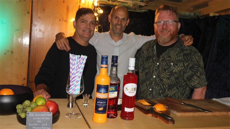 Dorfladen, Höfe, Deko: Was Oldendorfs Betriebe zu bieten haben Mit Charme und Humor bieten (von links) Tom Boyke, Henner Gast und Jan Richters in der Cocktailbar des Kultur- & Heimatvereins Oldendorf Flüssiges an.