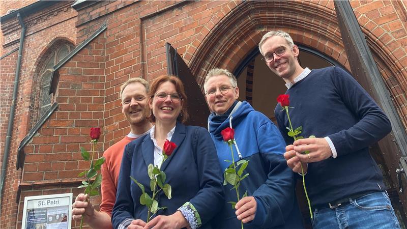 Mit Chris Hasemann, Michaela Jannasch, Wiebke Wolkenhauer und Jan Lohrengel (von links) haben sich Buxtehuder Pastoren zusammengetan, um Paare in St. Petri spontan zu segnen oder zu verheiraten.
