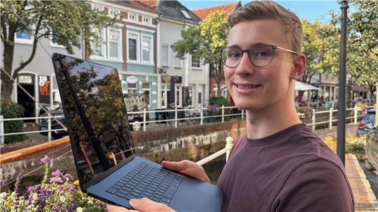 Mit Computern und Programmieren kennt Len Hinke aus Buxtehude sich aus. Der 17 Jahre alte Gymnasiast ist Inhaber einer Webdesign-Firma.