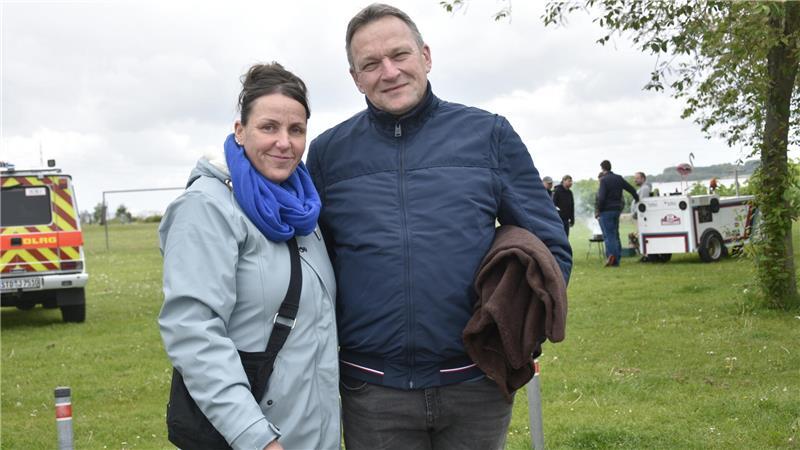 Mit Decke am Wasser: Martina Dittmar und Marco Coors aus Rotenburg.