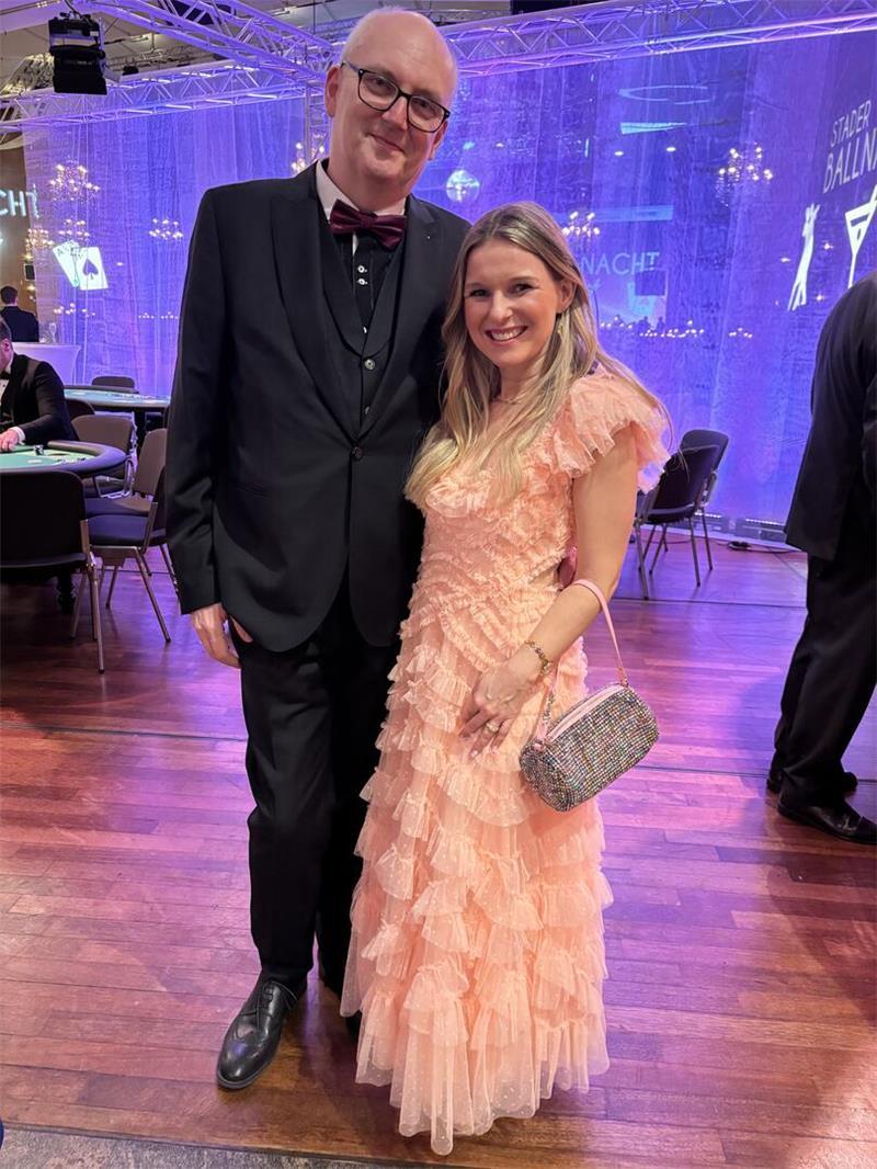 Schick in Schale: Zehn Geschichten von der 1. Stader Ballnacht Mit Designerhemd und lila Fliege führte Musikagent Julian Maria Sieben seine Frau Nadine aus. Die Sängerin fiel in einem verspielten Traum aus Tüll auf.