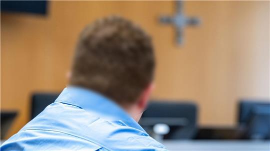 Eigene Oma angezündet - Haftstrafe für Totschlag Mit Desinfektionsmittel als Brandbeschleuniger zündete ein 33-Jähriger in Landshut nach Überzeugung der Richter die Haare seiner pflegebedürftigen Großmutter an. Die Seniorin erlag knapp vier Wochen nach der Tat ihren Verletzungen. Jetzt ist der Mann verurteilt worden.