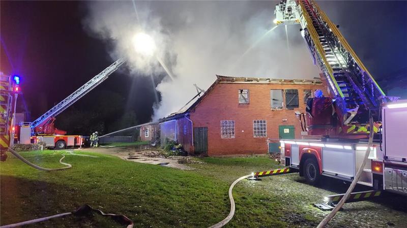 Inferno im Kreis Rotenburg: Großbrand zerstört Bauernhaus Mit Drehleitern löschten Einsatzkräfte den Brand von oben.