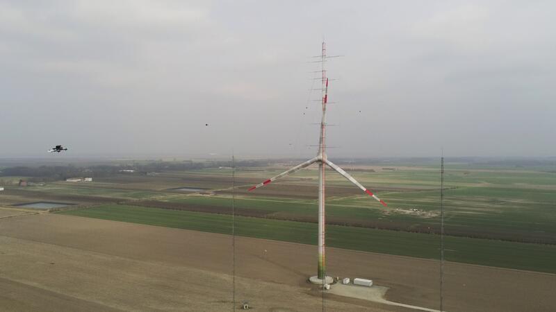Mit Drohnen dem direkten Nachlauf auf der Spur. Im Frühjahr 2025 führte ein Drohnenschwarm Messungen direkt vor und hinter den Windturbinen OPUS 1 und OPUS 2 des DLR-Forschungsparks Windenergie WiValdi in Krummendeich durch.