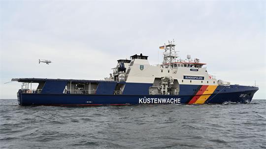 Mit Drohnen, wie hier über der „Bamberg“, kann die Bundespolizei nach Umweltsündern auf See suchen. (Symbolbild)