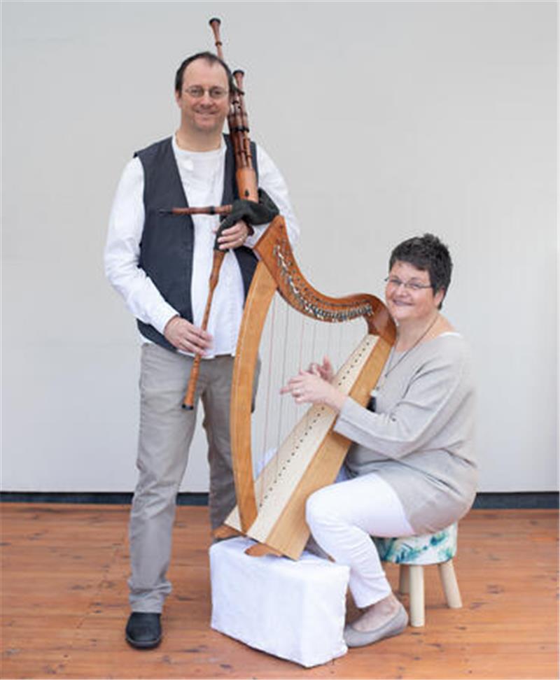Simon und Kathrin Bellett reisen musikalisch nach Schottland, England und Irland Mit Dudelsack und Harfe: Simon und Kathrin Bellett.