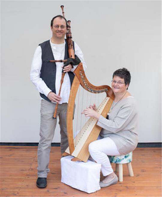 Mit Dudelsack und Harfe: Simon und Kathrin Bellett.