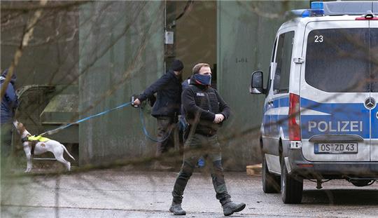Mit Durchsuchungen in Nordrhein-Westfalen, Niedersachsen und den Niederlanden geht die Polizei seit dem frühen Dienstagmorgen gegen den Handel mit illegalen Feuerwerkskörpern vor. In den Niederlanden habe es zwei Festnahmen gegeben, sagte ein Sprecher der zuständigen Polizeidirektion Osnabrück der Deutschen Presse-Agentur. Foto: Friso Gentsch/dpa