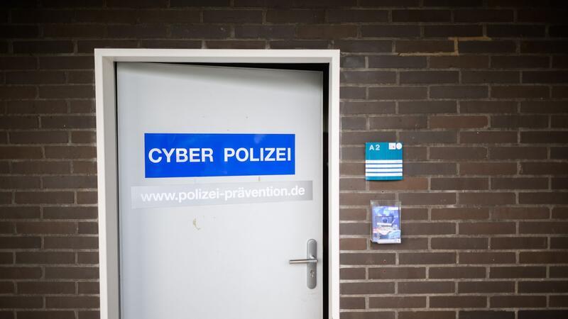Mit Durchsuchungen in sechs Bundesländern ist die Polizei gegen Cybermobbing und Cyberstalking vorgegangen. (Symbolbild)