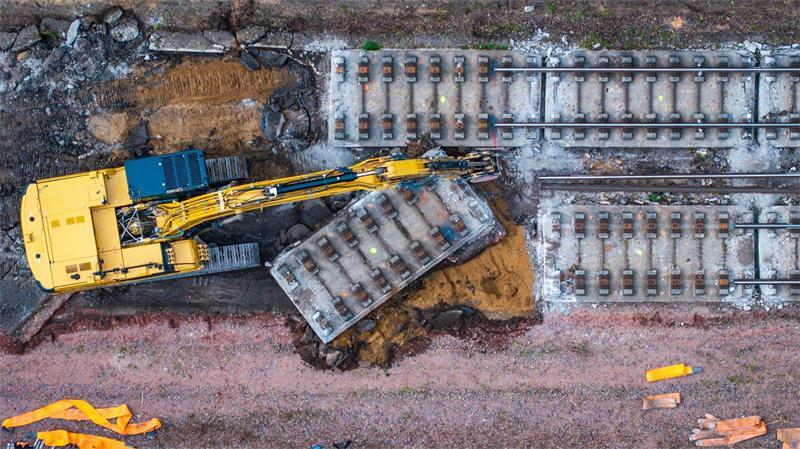 Schnieder sieht Bahn für mehr Pünktlichkeit in der Pflicht Mit Dutzenden Generalsanierungen will die Bahn das überalterte Schienennetz grundsanieren - doch das Konzept hat viele Gegner. (Archivbild)