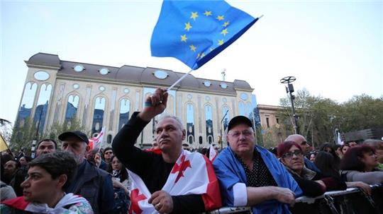 Mit EU- und Georgien-Flagge: Menschen protestieren in Tiflis gegen das umstrittene Gesetz.