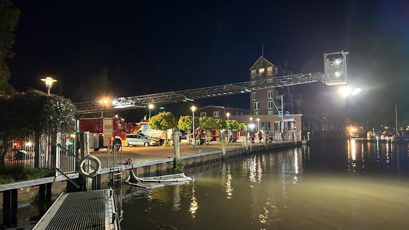 Mit Einbruch der Dunkelheit leuchtete die Feuerwehr das Wasser aus.