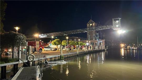 Mit Einbruch der Dunkelheit leuchtete die Feuerwehr das Wasser aus.