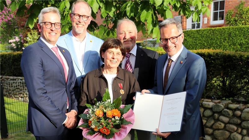 Mit Elisabeth Alpers-Janke freuen sich Landrat Kai Seefried (von rechts), ihr Ehemann Hans Alpers-Janke, Nottensdorfs Bürgermeister Hartmut Huber sowie Knut Willenbockel, Bürgermeister der Samtgemeinde Horneburg.