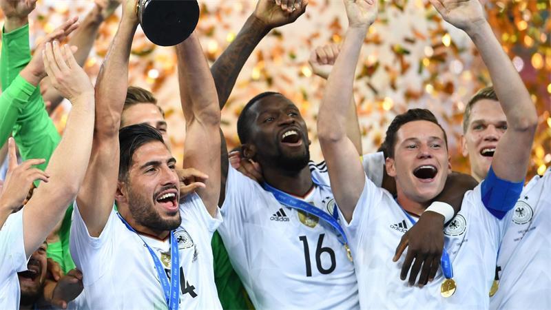 Rüdiger macht Schluss im DFB-Trikot: „Weg frei machen“ Mit Emre Can (l.) und Julian Draxler (r.) bejubelt Rüdiger (m.) den Gewinn des Confed Cups 2017. (Archivbild)