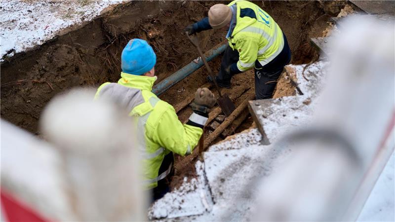 Mit Ersatzleitungen konnten einige Haushalte wieder ans Stromnetz angeschlossen werden, rund 35.000 müssen aber wohl bis Donnerstag Geduld haben. 